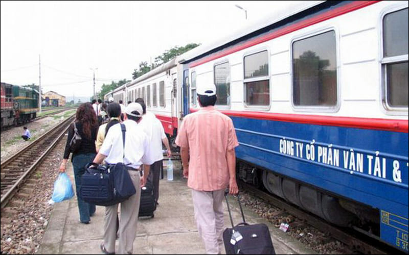 Mùa du lịch cao điểm ở Việt Nam thường là từ tháng 7 đến tháng 9, bởi đây là lúc học sinh sinh viên được nghỉ hè. khach-30-04