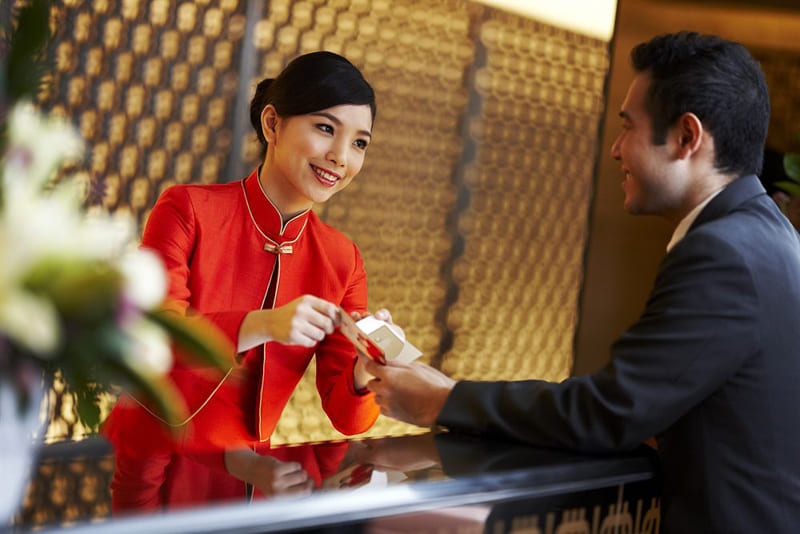 Hãy duy trì giao tiếp thường xuyên với khách hàng. quan-ly-nhan-vien-khach-san-hieu-qua